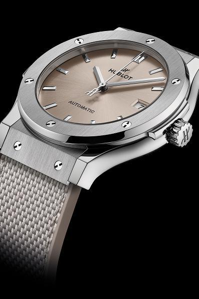 THE CLASSIC FUSION ESSENTIAL SERIES GOES TAUPE