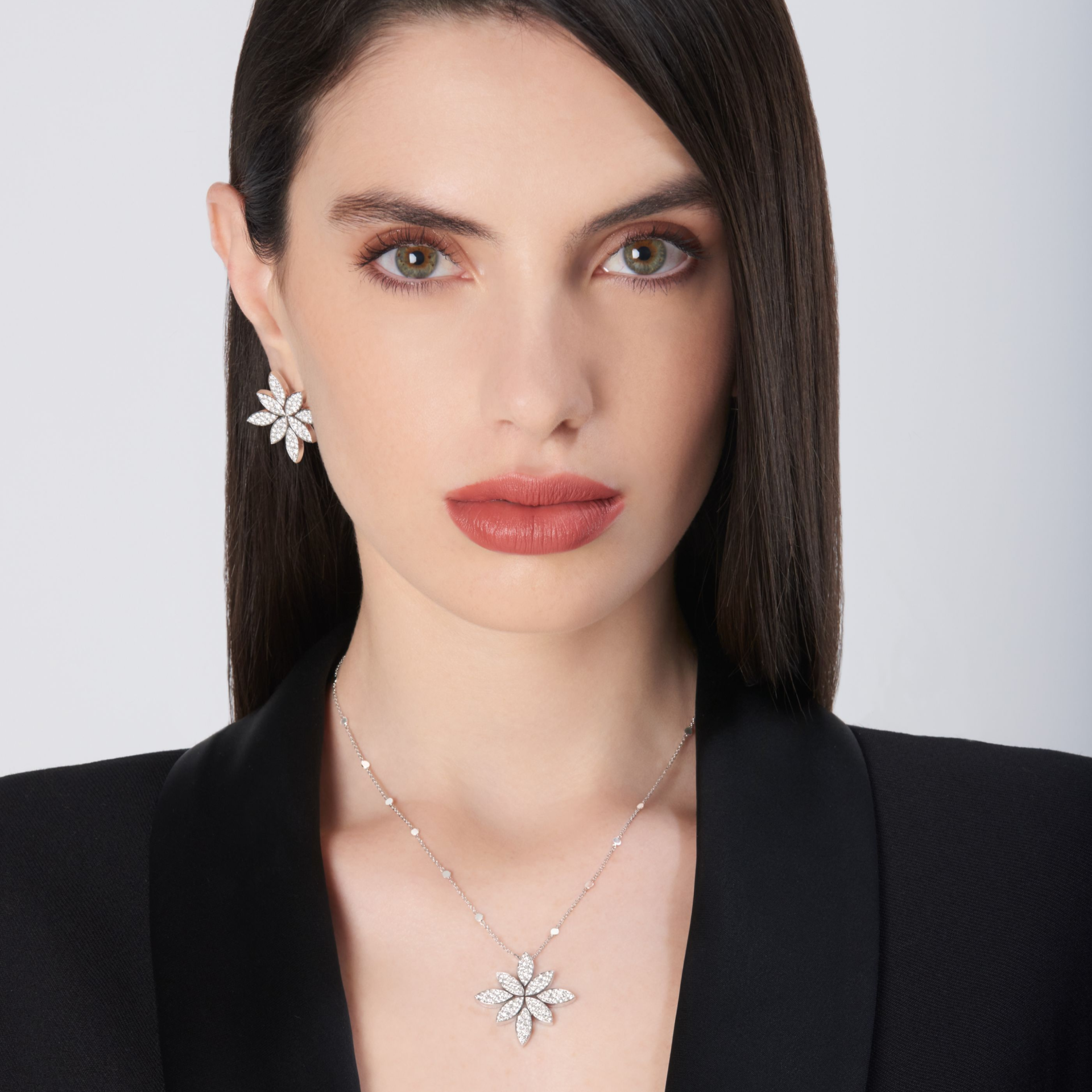 Ghirlanda Luce Di Loto Necklace