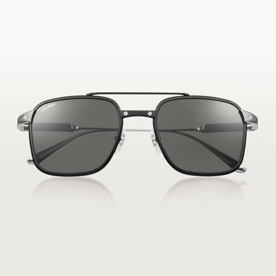 Cartier CRESW00794 արևային ակնոց տիտանե շրջանակով, սև PVD դետալներով և սև բևեռացված ոսպնյակներով, 54 մմ