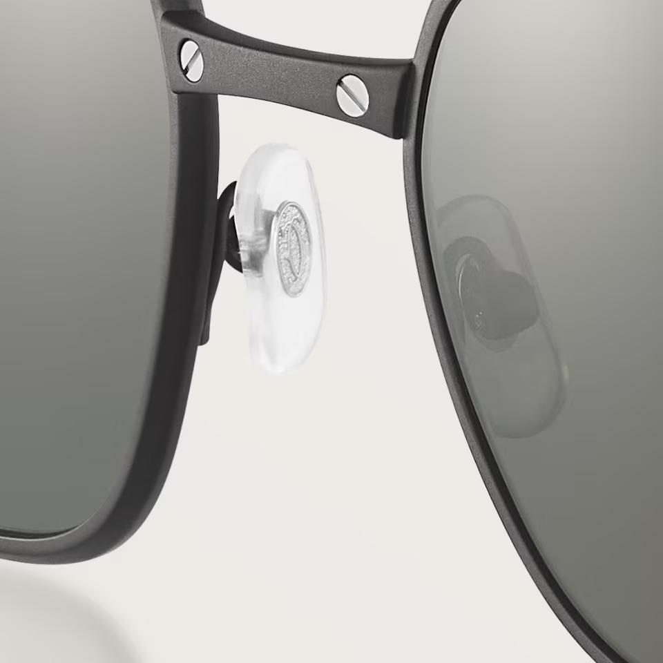 Cartier CRESW00794 արևային ակնոց տիտանե շրջանակով, սև PVD դետալներով և սև բևեռացված ոսպնյակներով, 54 մմ