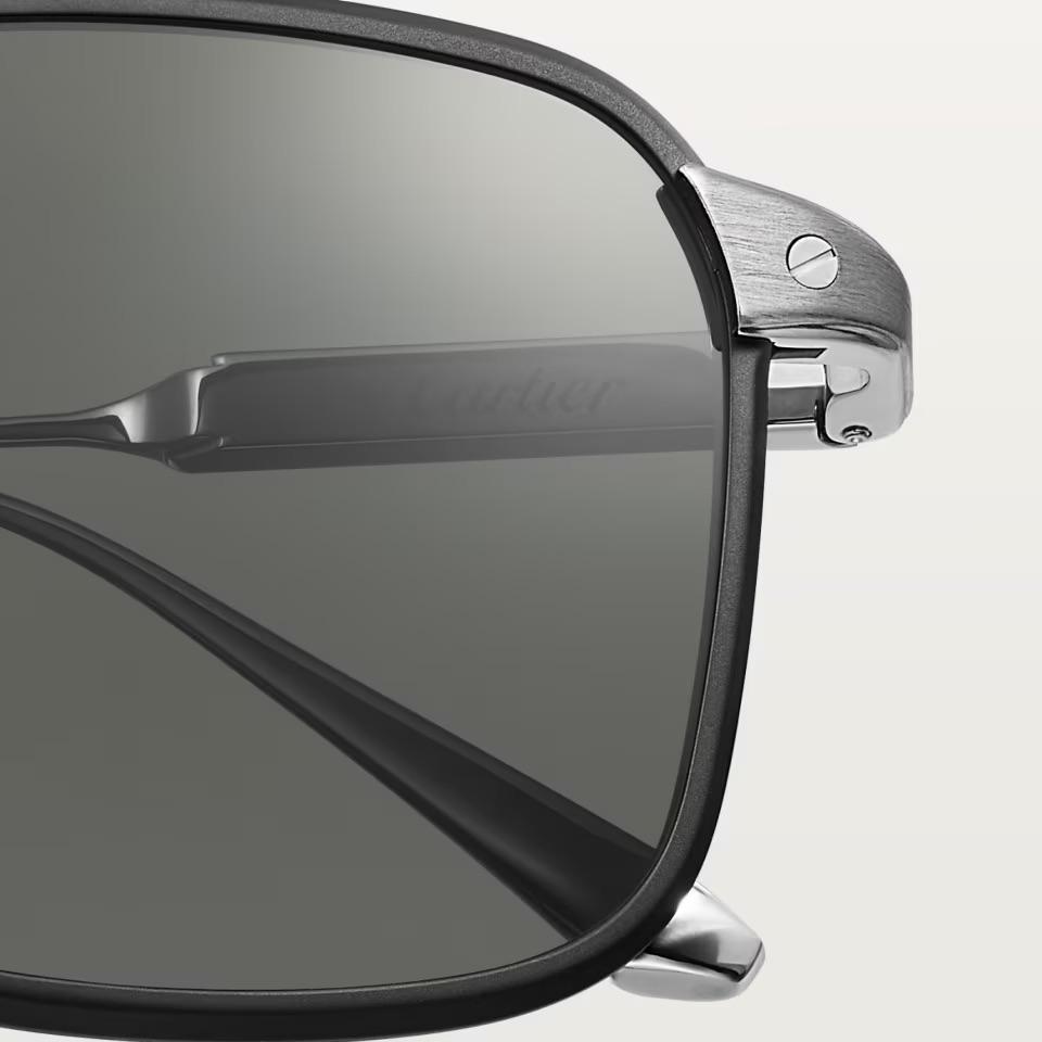 Cartier CRESW00794 արևային ակնոց տիտանե շրջանակով, սև PVD դետալներով և սև բևեռացված ոսպնյակներով, 54 մմ